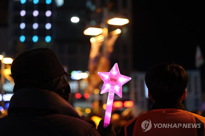 계엄 막은 韓 시민, 노벨평화상 추천…李대통령 "인류사의 모범"