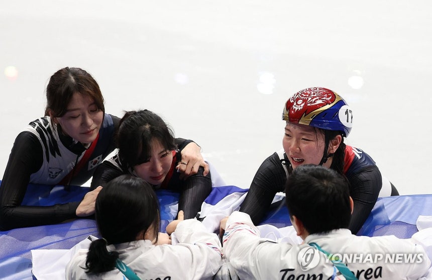 기쁨의 눈물 (밀라노=연합뉴스) 이지은 기자 = 18일(현지시간) 이탈리아 밀라노 아이스스케이팅 아레나에서 열린 2026 밀라노-코르티나담페초 동계올림픽 쇼트트랙 여자 3000m 계주에서 금메달을 따낸 한국대표팀 심
