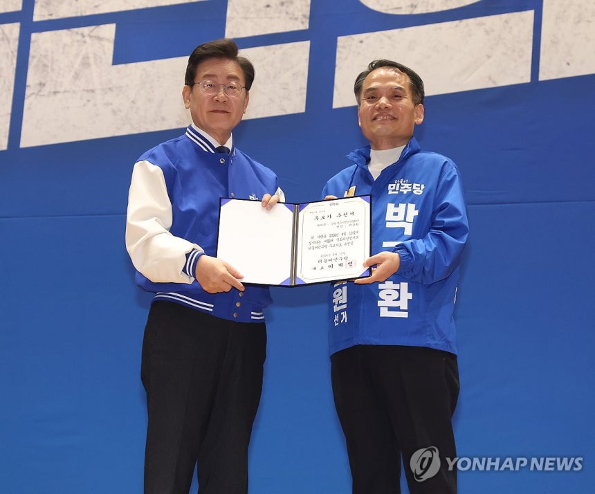 민주당 제22대 총선 후보자 대회 개최
(서울=연합뉴스) 한종찬 기자 = 더불어민주당 이재명 대표가 17일 서울 여의도 국회 의원회관에서 열린 제22대 총선 후보자 대회에서 박규환 후보에게 '후보자 추천서'를 전달하