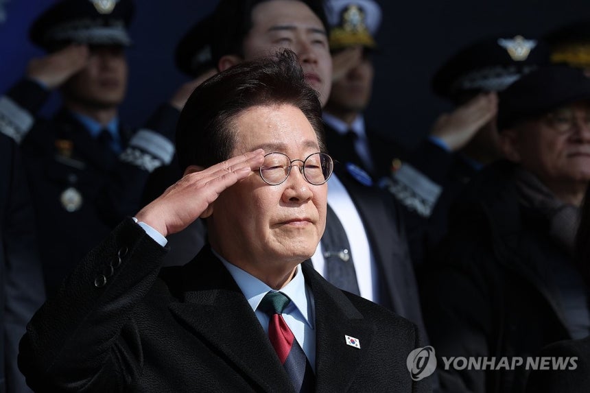 이재명 대통령, 육해공 사관학교 통합임관식 주재