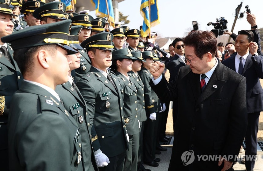 신임 장교들 격려하는 이재명 대통령 (계룡=연합뉴스) 김도훈 기자 = 이재명 대통령이 20일 충남 계룡대 대연병장에서 열린 육·해·공군 사관학교 통합임관식에서 신임 장교들을 격려하고 있다. 2026.2.20 supe