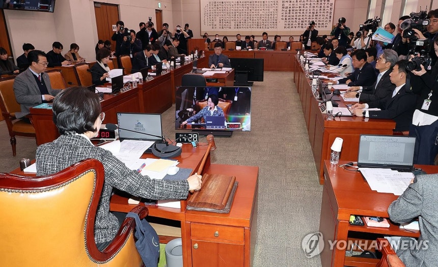 법사위 회의 '안건 상정'<br>(서울=연합뉴스) 배재만 기자 = 추미애 국회 법제사법위원회 위원장이 23일 국회 법제사법위원회 전체 회의에서 안건을 상정하고 있다. 2026.2.23 scoop@yna.co.kr
