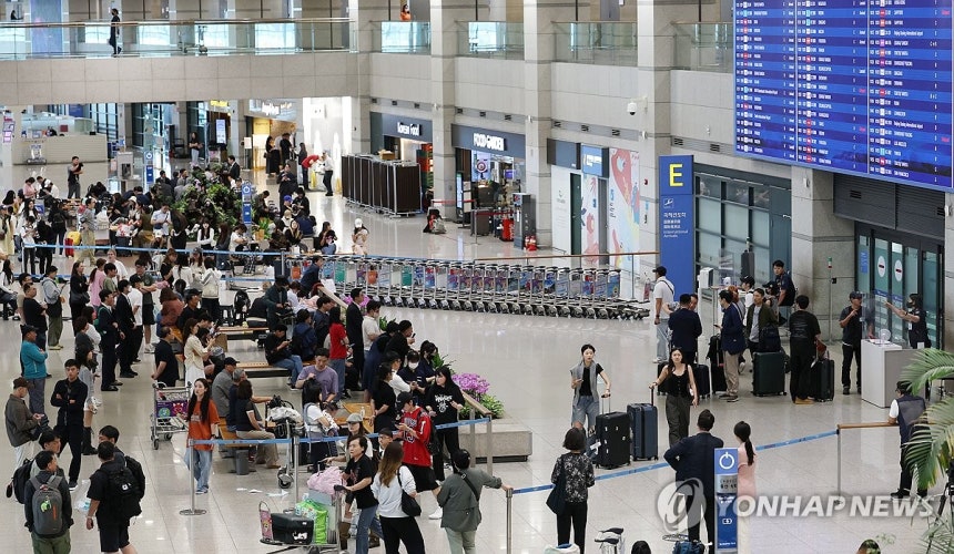 중국 단체관광객 무비자 입국 첫날 (영종도=연합뉴스) 임화영 기자 = 중국인 단체관광객 무비자 입국 첫날인 29일 인천국제공항을 통해 외국인 관광객들이 입국하고 있다. 국내·외 전담여행사가 모객한 3인 이상