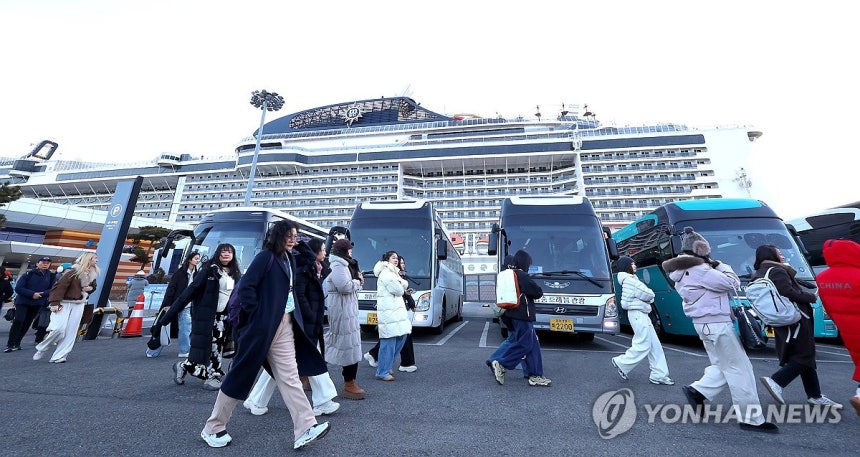 중국 '한일령', 한국 찾는 유커 (인천=연합뉴스) 임순석 기자 = 중국의 '한일령'(限日令) 여파로 중국발 크루즈 인천항 입항이 급증하고 있는 가운데 6일 오전 인천 연수구 국제크루즈터미널에 입항한 MSC 벨리시마