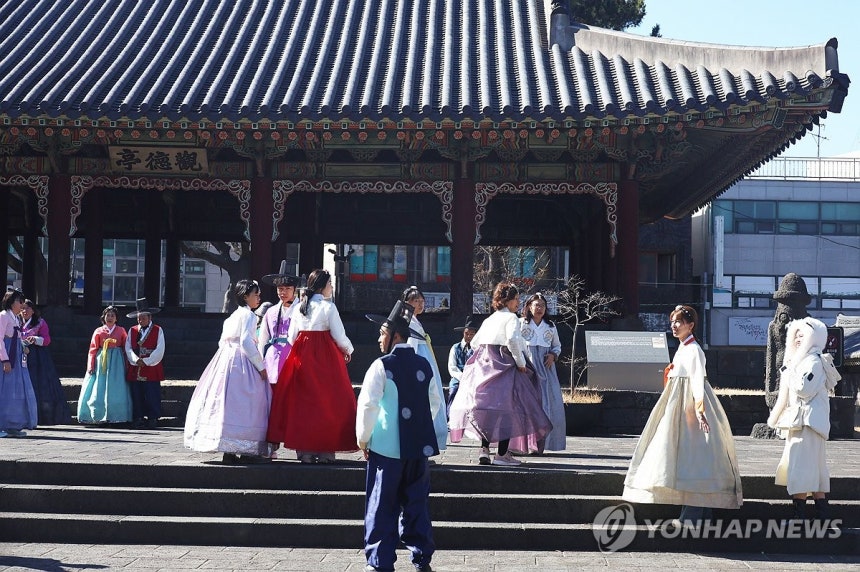한복 체험하는 제주 외국인 관광객 (제주=연합뉴스) 고성식 기자 = 화창한 날씨를 보인 17일 오후 제주시 목관아를 방문한 외국인 관광객들이 한복을 입고 한국 문화를 체험하고 있다. 2026.2.17 koss@yna