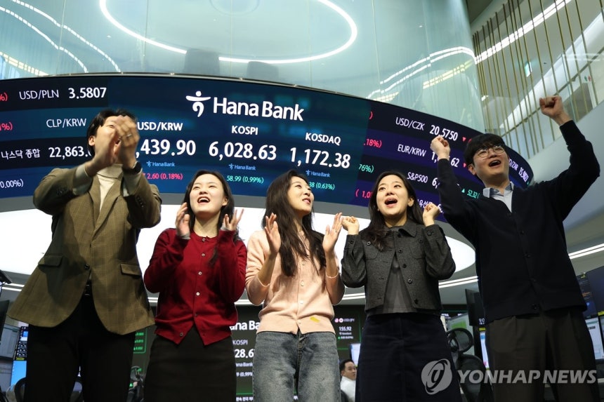 이제 코스피 6000 시대 (서울=연합뉴스) 김성민 기자 = 코스피가 장중 6000을 넘어선 가운데 25일 서울 중구 하나은행 본점 딜링룸에서 직원들이 기뻐하고 있다.      이날 코스피는 전 거래일보다 53.06