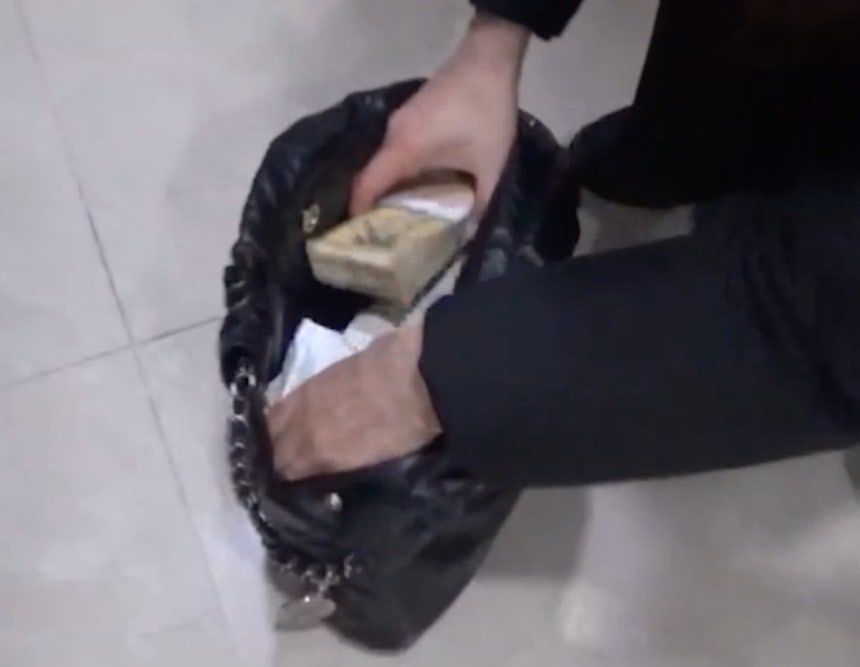 A씨 딸 가방에서 발견된 현금뭉치 (세종=연합뉴스) 이대희 기자 = A씨 딸이 출근을 하겠다며 챙긴 가방 속에 현금 1억원이 나오는 모습. [국세청 제공. DB 및 재판매 금지]