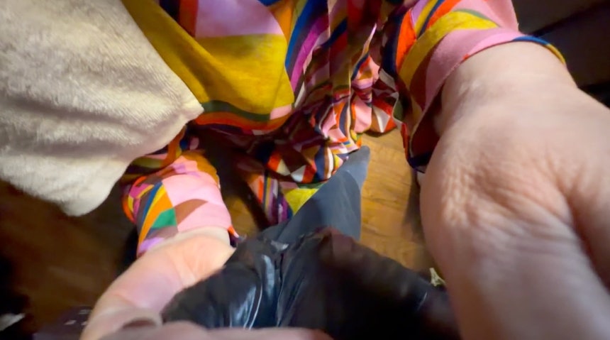 국세청 직원과 몸싸움을 벌이는 체납자 (세종=연합뉴스) 이대희 기자 = 국세청 직원이 자택을 수색하던 중 돈다발이 담긴 비닐봉지를 발견하자 체납자 D씨가 저항하는 모습. [국세청 제공. DB 및 재판매 금지]