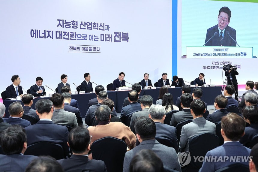 전북 타운홀미팅, 발언하는 이재명 대통령 (전주=연합뉴스) 김도훈 기자 = 이재명 대통령이 27일 전북 전주시 전북대학교에서 열린 '전북의 마음을 듣다' 타운홀미팅 간담회에서 발언하고 있다. 2026.2.27 sup