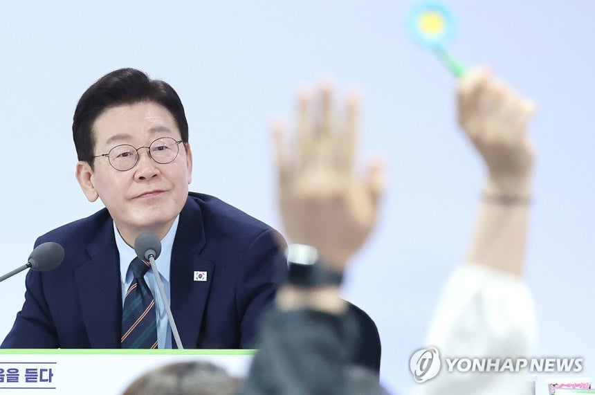 발언권 요청 받는 이재명 대통령 (전주=연합뉴스) 김도훈 기자 = 이재명 대통령이 27일 전북 전주시 전북대학교에서 열린