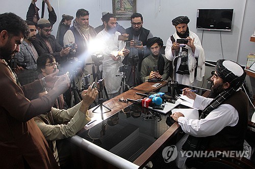 기자회견 하는 무자히드 아프간 탈레반 정권 대변인(오른쪽) [EPA 연합뉴스.재판매 및 DB 금지]