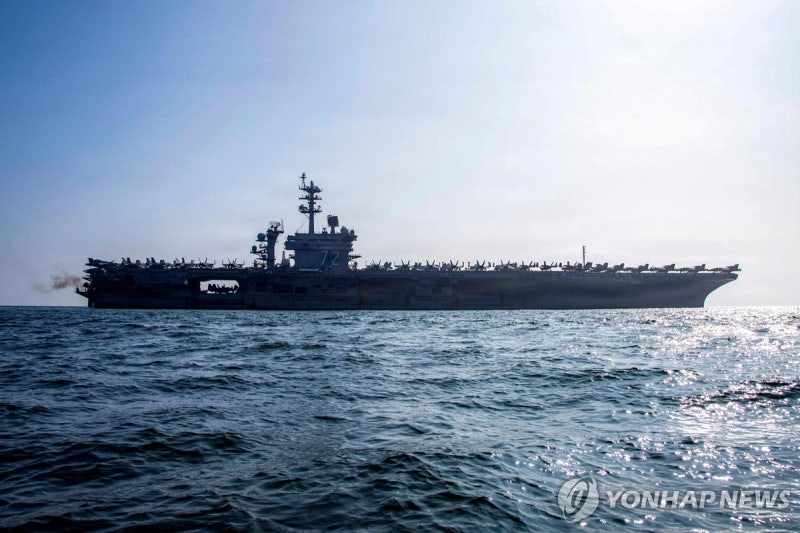 [속보] 이란 "탄도미사일 4발로 美항모 에이브러햄 링컨호 타격"