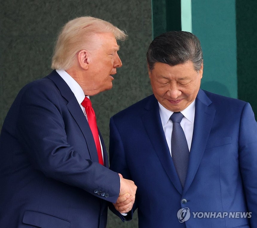 End of U.S.-China Summit (Busan=Yonhap News) Reporter Son Hyungju = Former U.S. President Donald Trump and Chinese President Xi Jinping leave the meeting room after concluding a U.S.-China summit at the Kimhae Airbase in Busan, 2025