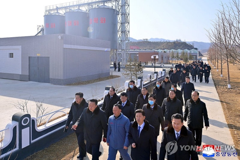 북한 간부들 삼광농장 참관