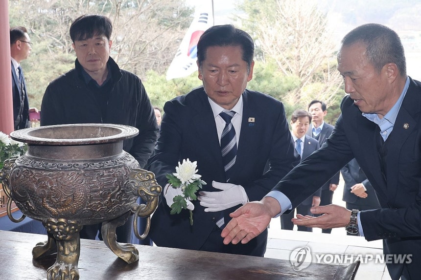 헌화하는 정청래 대표
(천안=연합뉴스) 서명곤 기자 = 더불어민주당 정청래 대표가 3·1운동 107주년인 1일 충남 천안시 동남구 병천면 유관순 열사 추모각을 참배하고 있다. 20