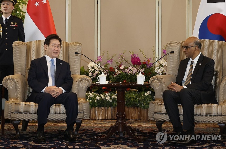 이재명 대통령, 싱가포르 대통령 면담 (싱가포르=연합뉴스) 한상균 기자 = 이재명 대통령이 2일 싱가포르 외교부 청사에서 국빈방문 공식 환영식 후 타르만 샨무가라트남 대통령과 면담하고 있다. 2026.3.2 xyz@
