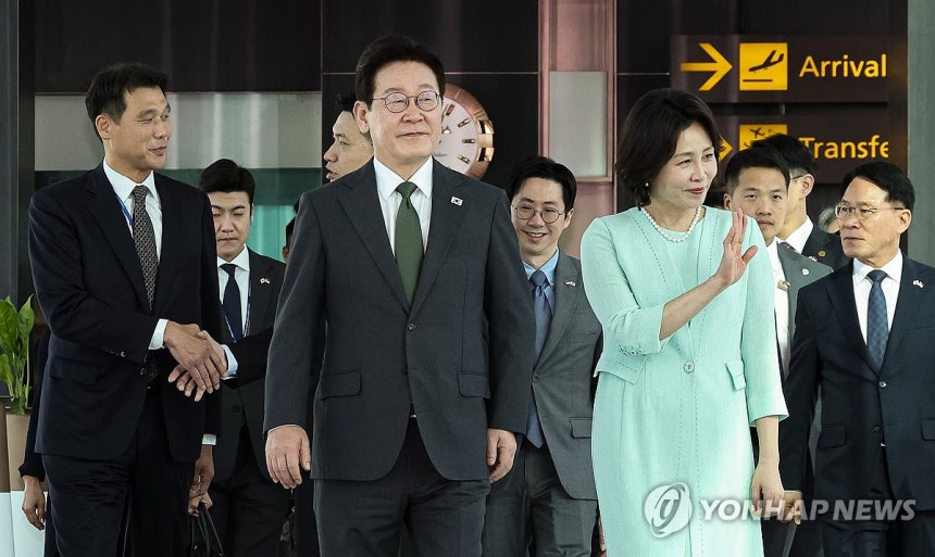 싱가포르 국빈방문 마친 이재명 대통령<br>(싱가포르=연합뉴스) 한상균 기자 = 싱가포르 국빈방문을 마친 이재명 대통령과 김혜경 여사가 3일 창이 국제공항에서 다음 순방지인 필리핀 마닐라로 향하는 공군 1호기로 이동하고 