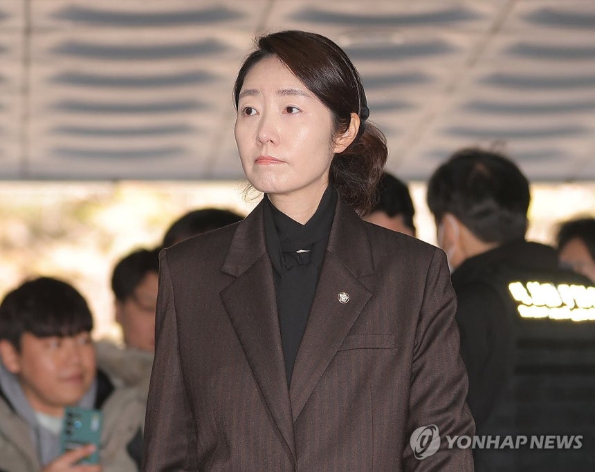 영장실질심사 출석하는 강선우 의원
(서울=연합뉴스) 류영석 기자 = '1억 공천헌금' 의혹을 받는 강선우 무소속 의원이 3일 서울 서초구 서울중앙지방법원에서 열린 구속 전 피의자 