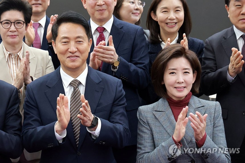 기념 촬영하는 오세훈 서울시장 (서울=연합뉴스) 신현우 기자 = 오세훈 서울시장이 6일 국회 의원회관에서 국민의힘 권영세 의원과 서울시가 연 용산국제업무지구 관련 정책 토론회에 참석해 국민의힘 나경원 의원 등 참석자