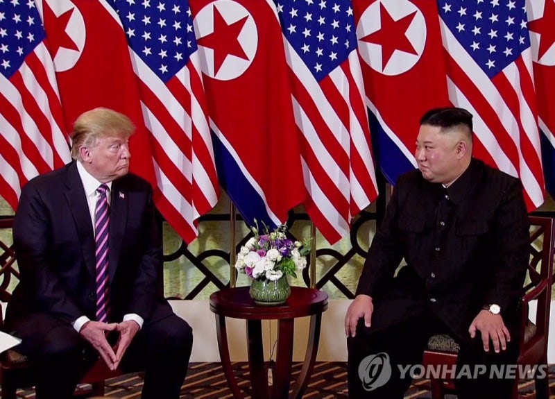 하메네이·마두로 사례 본 김정은, 트럼프에게 전화할까