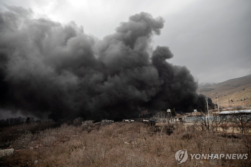 이란 수도 테헤란에서 석유 저장 탱크 위로 피어오르는 연기 [UPI=연합뉴스 자료사진.재판매 및 DB 금지]