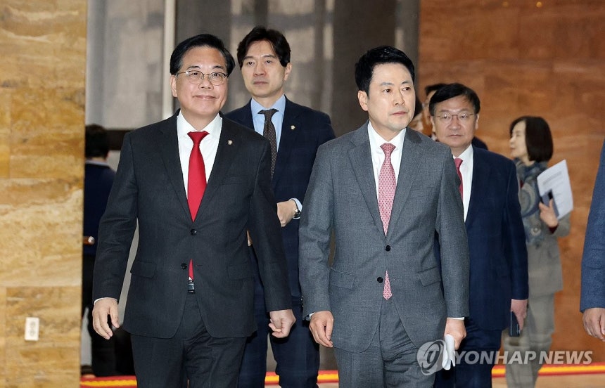 국민의힘, 지선 앞두고 중대분기점 (서울=연합뉴스) 이동해 기자 = 국민의힘 장동혁 대표와 송언석 원내대표 등 지도부가 9일 국회에서 열린 긴급 의원총회에 참석하고 있다. 2026.3.9 eastsea@yna.co.