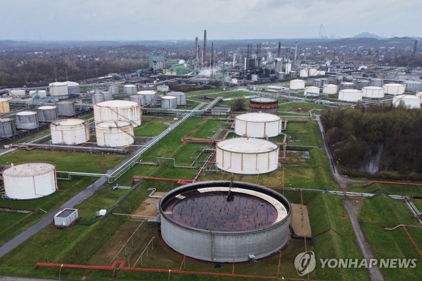 독일 BP 정유공장의 원유 저장고 [AP 연합뉴스 자료사진 재판매 및 DB 금지]