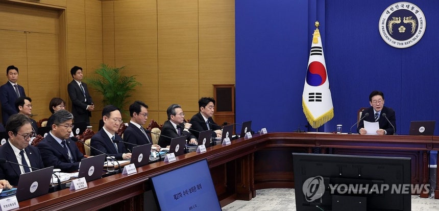 이재명 대통령, 수석보좌관회의 주재 (서울=연합뉴스) 한상균 기자 = 이재명 대통령이 12일 청와대에서 수석보좌관회의를 주재하고 있다. 2026.3.12 xyz@yna.co.kr