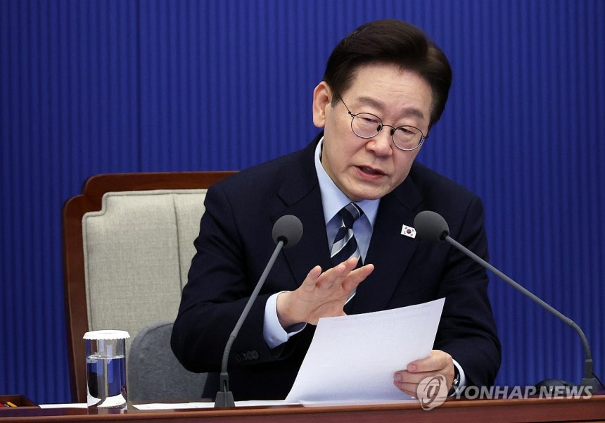 이재명 대통령, 수석보좌관회의 발언 (서울=연합뉴스) 한상균 기자 = 이재명 대통령이 12일 청와대에서 열린 수석보좌관회의에서 발언하고 있다. 2026.3.12 xyz@yna.co.kr