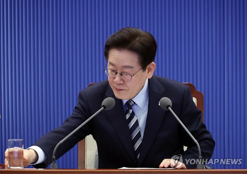 이재명 대통령, 수석보좌관회의 주재 (서울=연합뉴스) 한상균 기자 = 이재명 대통령이 12일 청와대에서 열린 수석보좌관회의에서 발언 후 물잔을 들고 있다. 2026.3.12 xyz@yna.co.kr