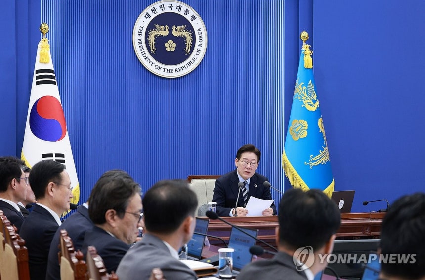 이재명 대통령, 수석보좌관회의 발언 (서울=연합뉴스) 한상균 기자 = 이재명 대통령이 12일 청와대에서 열린 수석보좌관회의에서 발언하고 있다. 2026.3.12 xyz@yna.co.kr