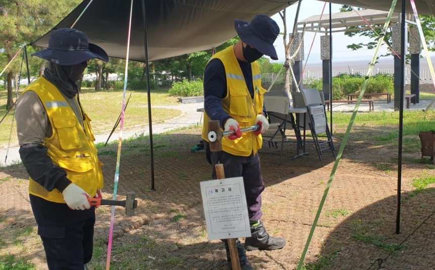 '알박기'에 계고장 붙이는 단속 요원 [인천시 중구 제공. 재판매 및 DB 금지]