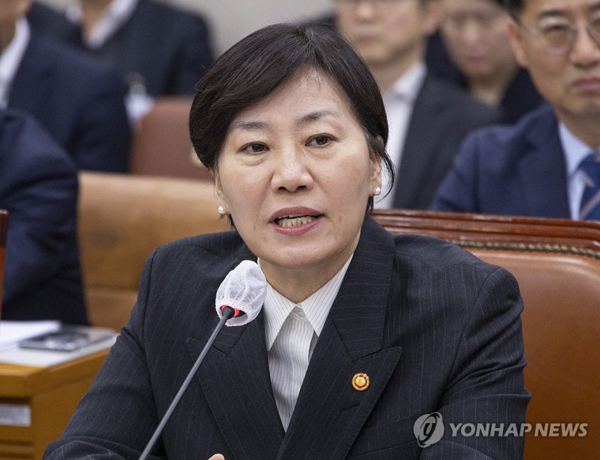 의원 질의에 답하는 송미령 농림축산식품부 장관
(서울=연합뉴스) 황광모 기자 = 송미령 농림축산식품부 장관이 11일 국회에서 열린 농해수위 전체 회의에 출석해 의원 질의에 답하고 있다. 2026.3.11 hkmpoo