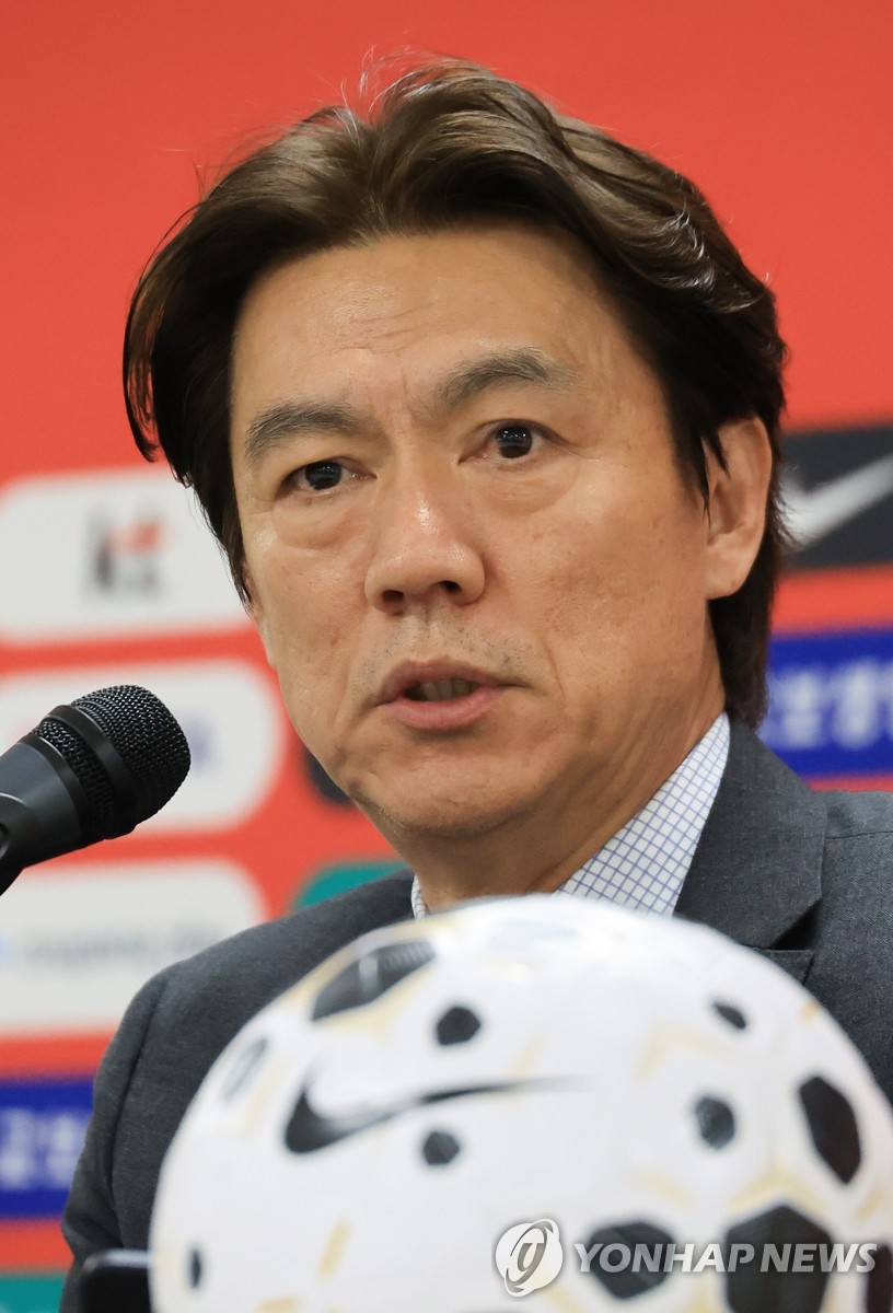 홍명보 감독, 새로운 축구 국가대표팀 지휘
