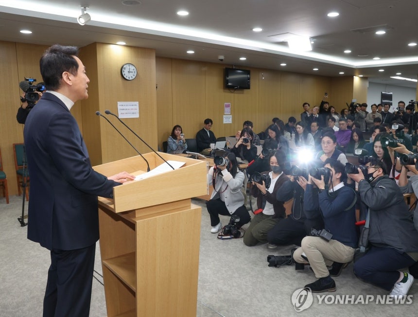 공천 신청 관련 입장 밝히는 오세훈 서울시장 (서울=연합뉴스) 김주형 기자 = 오세훈 서울시장이 17일 서울시청 브리핑룸에서 기자회견을 열고 6·3 지방선거 공천 신청과 관련해 입장을 밝히고 있다.      오 시장