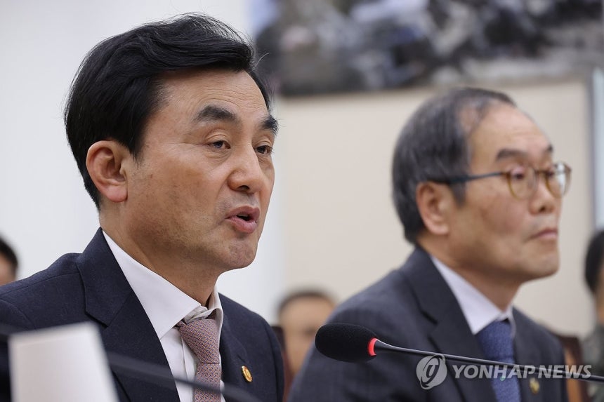 질의에 답하는 안규백 장관 (서울=연합뉴스) 황광모 기자 = 안규백 국방부 장관이 17일 국회에서 열린 국방위원회 전체 회의에 출석해 질의에 답하고 있다. 2026.3.17 hkmpooh@yna.co.kr