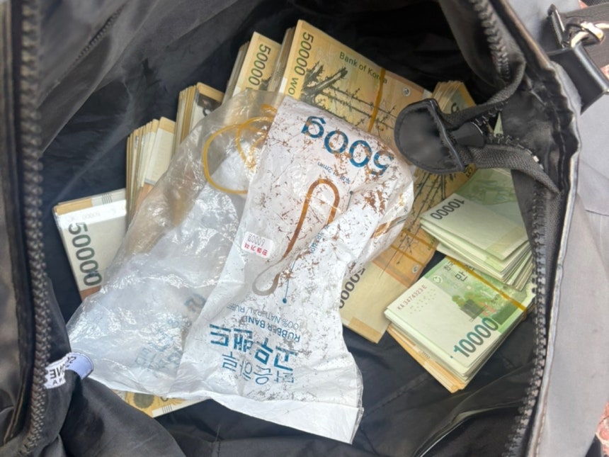 일당에게서 압수한 현금 가방 [서울 강남경찰서 제공. 재판매 및 DB 금지]