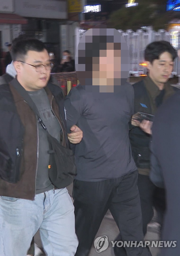 경찰서로 압송되는 항공사 기장 살해 피의자 [연합뉴스tv 제공]