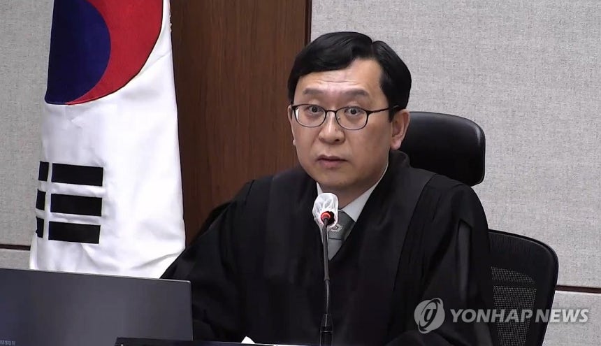 발언하는 이진관 부장판사 (서울=연합뉴스) 21일 서울중앙지법에서 열린 한덕수 전 국무총리의 내란 중요임무 종사 혐의 1심 선고 공판에서 이진관 부장판사가 발언하고 있다.2026.1.21 [서울중앙지법 제공.재판