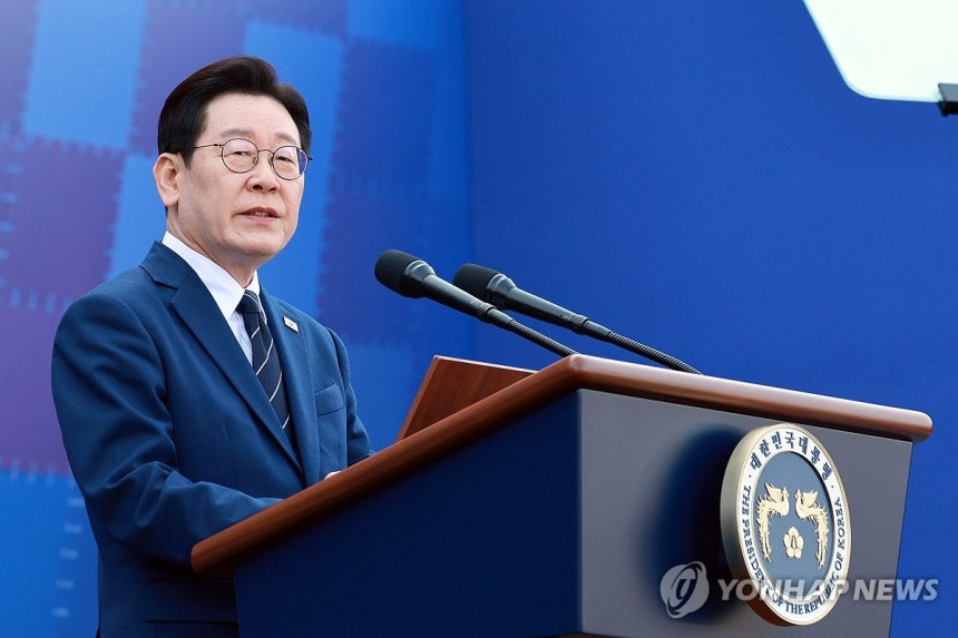 이재명 대통령, 신임 경위·경감 임용식 축사<br>(아산=연합뉴스) 김도훈 기자 = 이재명 대통령이 17일 충남 아산 경찰대학에서 열린 2026년 신임 경위·경감 임용식에서 축사하고 있다. 2026.3.17 superdo