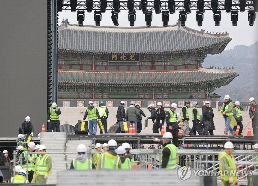 BTS 공연 준비 한창 (서울=연합뉴스) 류영석 기자 = 그룹 방탄소년단(BTS)의 광화문 공연을 앞둔 18일 서울 광화문광장에서 공연 준비작업이 이뤄지고 있다. 2026.3.18 ondol@yna.co.kr