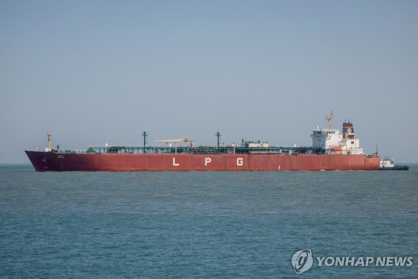 호르무즈 해협을 지나는 LPG 운반선 [로이터=연합뉴스.재판매 및 DB 금지]