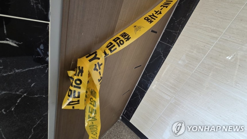 숨진 일가족 거주하던 빌라 (울산=연합뉴스) 장지현 기자 = 지난 18일 30대 아버지와 어린 자녀 4명 등 일가족 5명이 숨진 채 발견됐다. 사진은 해당 세대 현관 전경. 2026.3.19 jjang23@yna.c