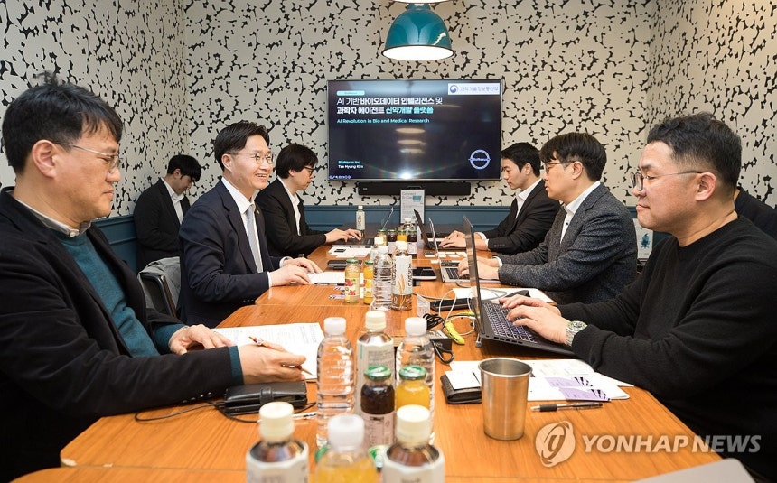구혁채 제1차관,K-문샷 관련 기업 현장방문 (서울=연합뉴스) 구혁채 과학기술정보통신부 1차관이 19일 서울 서초구 홍우빌딩 바이오넥서스를 방문해 업스테이지,리벨리온,한국기초과학지원연구원 등 관계자들과 간담회를