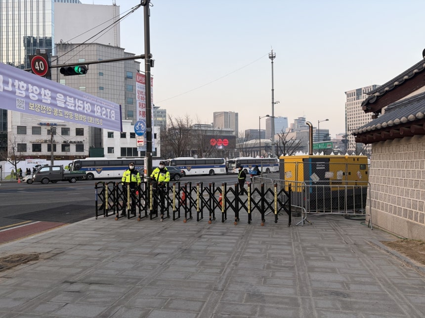 21일 그룹 방탄소년단(BTS) 컴백 공연이 열리는 서울 광화문광장에 설치된 바리케이드 [촬영 양수연]