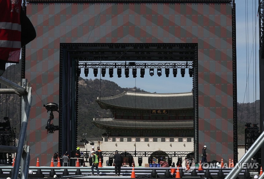 BTS 공연 준비로 분주한 광화문광장 (서울=연합뉴스) 이진욱 기자 = 방탄소년단(BTS) 공연을 이틀 앞둔 19일 서울 종로구 광화문 광장에서 관계자들이 무대 설치를 하고 있다.2026.3.19 [공동취재] ci