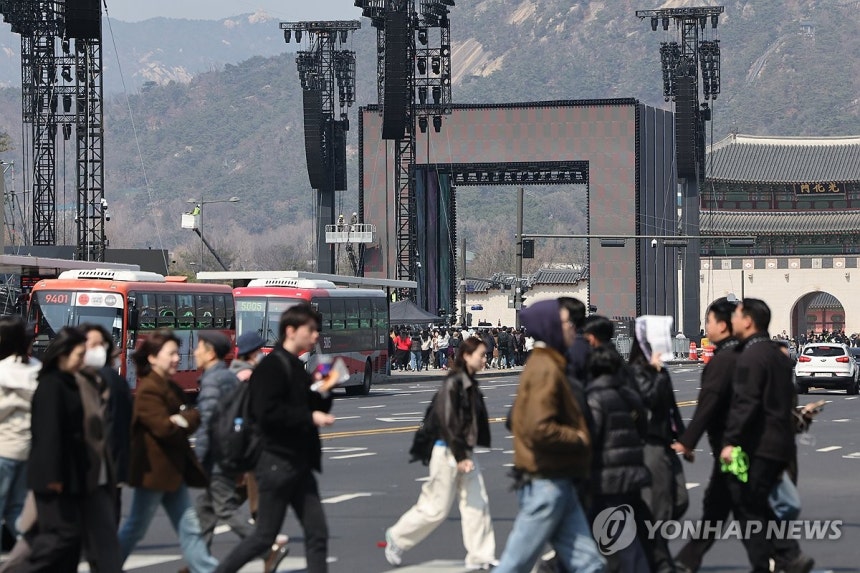 문체부,'공연장 재난 위기경보' 발령 (서울=연합뉴스) 이진욱 기자 = 문화체육관광부가 21일 서울 광화문 일대서 열리는 방탄소년단(BTS) 복귀 공연과 관련해 서울 중구·종로구에 공연장 재난 위기경보 '주의' 단