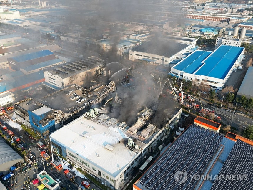 연기 내뿜는 화재 현장 (대전=연합뉴스) 김준범 기자 = 20일 오후 대전 대덕구 문평동 한 자동차부품 제조 공장에서 불이나 소방 당국이 진화에 나서고 있다.2026.3.20 
