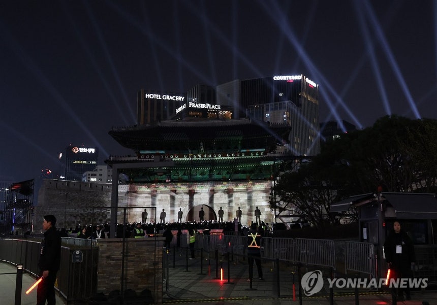 BTS 미디어 파사드 펼쳐지는 숭례문 (서울=연합뉴스) 이지은 기자 = 방탄소년단(BTS)의 신보 '아리랑'(ARIRANG)이 발매된 20일 서울 숭례문에 미디어 파사드가 펼쳐지고 있다.2026.3.20 jieun