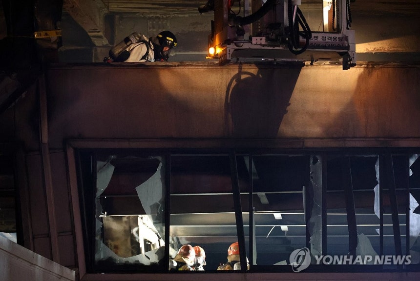 대전 안전공업서 밤샘 수색·조사 (대전=연합뉴스) 이주형 기자 = 경찰과 소방 당국이 21일 오전 1시께 불이 난 대전 대덕구 자동차부품 제조 공장인 안전공업 내부에서 인명 수색작업과 화재 조사를 벌이고 있다.20